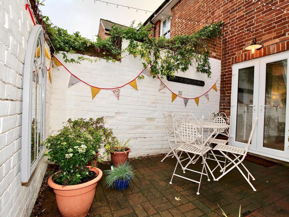 A Character Cottage In Historical Canterbury Exterior photo